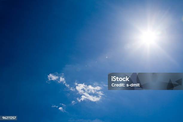 太陽でブルースカイ - まぶしいのストックフォトや画像を多数ご用意 - まぶしい, イルミネーション, カラー画像