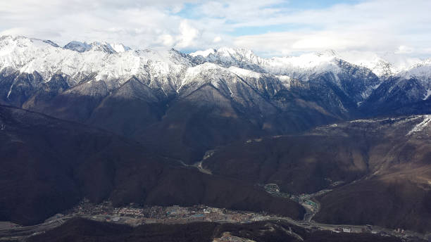 montagnes aux sommets enneigés et ciel avec nuages - remote alp snow glacier photos et images de collection