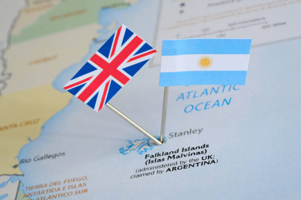 en el mapa con las banderas argentinas y británicas a las islas malvinas - falkland island fotografías e imágenes de stock