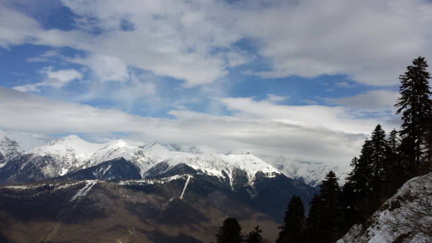 montagnes aux sommets enneigés et ciel avec nuages - remote alp snow glacier photos et images de collection