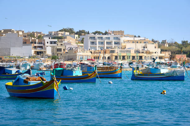 マルサシュ ロック港 - fishing village ストックフォトと画像