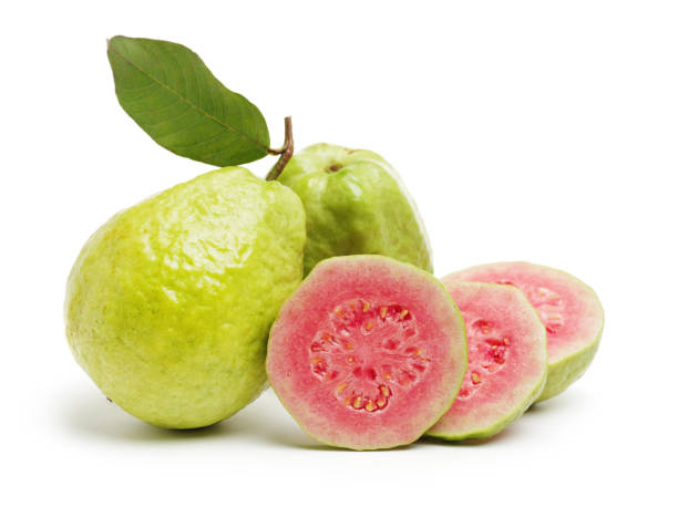 guave-frucht mit blätter auf weißem hintergrund - guave stock-fotos und bilder