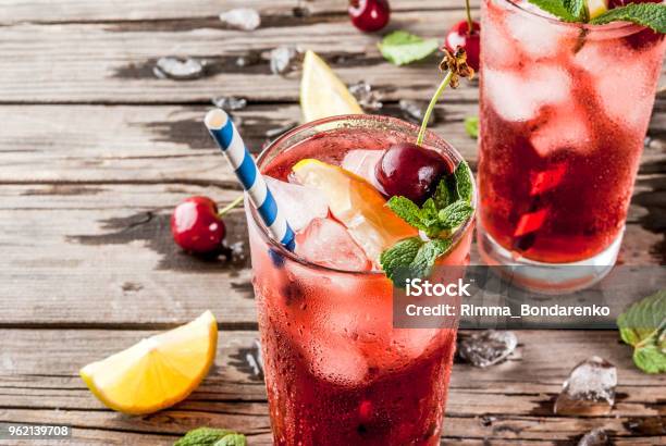 Cherry Cola Limonade Oder Mojito Stockfoto und mehr Bilder von Kirsche - Kirsche, Cocktail, Cola