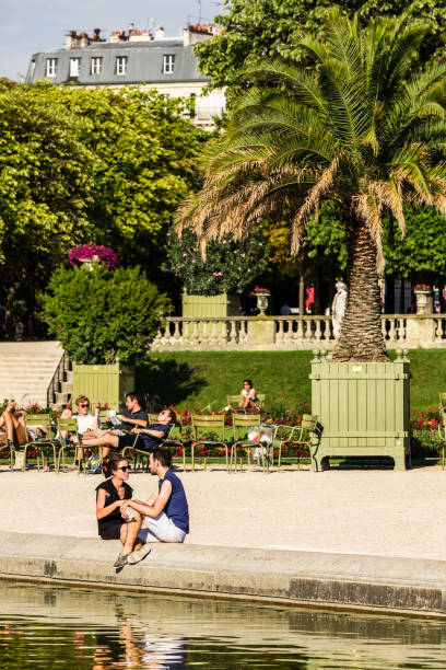 touristes et parisiens relaxantes dans les jardins du luxembourg. paris, france - jardin luxembourg photos et images de collection