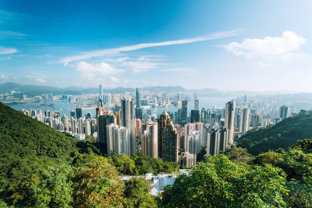 hong kong skyline mit wolken - victoria peak stock-fotos und bilder