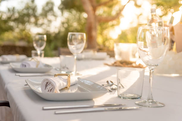 elegante mesa de comedor al atardecer - restaurant tablecloth fotografías e imágenes de stock