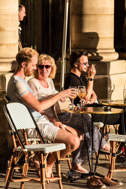 parigini e turisti siedono sulla terrazza del caffè le nemours. parigi, francia - paris france heterosexual couple couple french culture foto e immagini stock