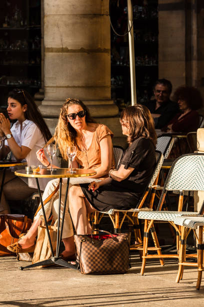 parigini e turisti siedono sulla terrazza del caffè le nemours. parigi, francia - paris france heterosexual couple couple french culture foto e immagini stock