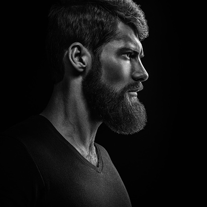 Blanco y negro primer plano retrato de joven guapo de barba photo