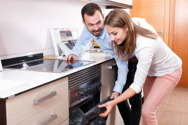 istock Spouses shopping for kitchen appliances 962158078