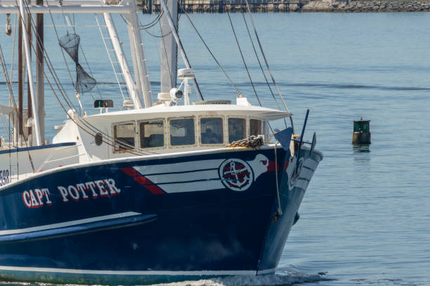 sterówka komercyjnej łodzi rybackiej capt potter - pilothouse zdjęcia i obrazy z banku zdjęć