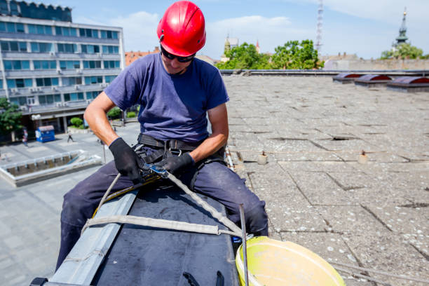 istock Industrial climber is prepare his ropes 962167642