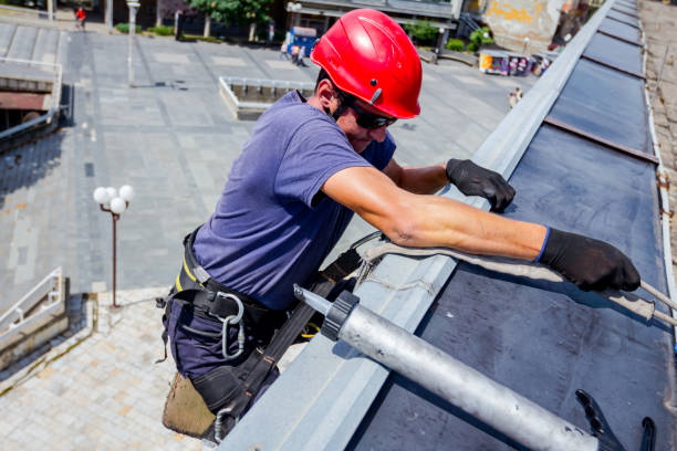 istock Industrial climber is going over building edge 962168812