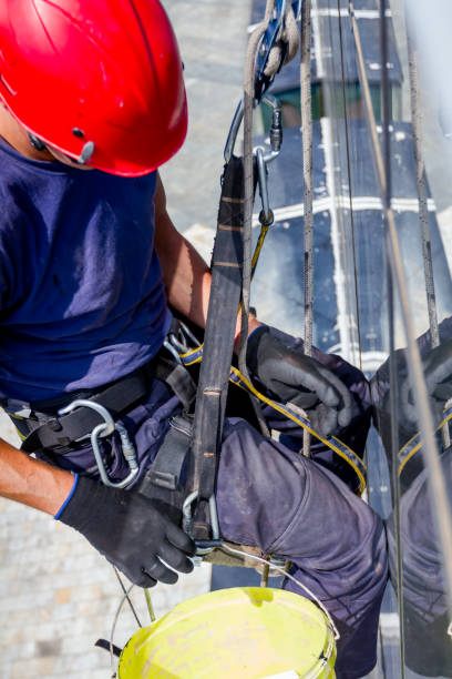 istock Industrial climber is prepare, adjust his ropes 962169148