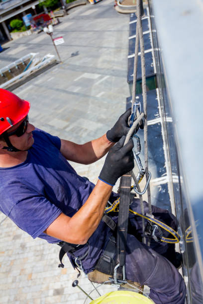istock Industrial climber is prepare, adjust his ropes 962169372
