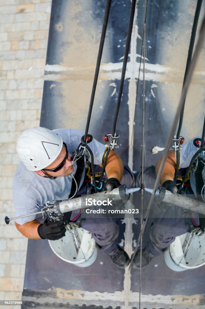 Lihat menerapkan sealant silikon dengan pistol pada sendi di antara jendela - Bebas Royalti Alat kerja Foto Stok Lihat menerapkan sealant silikon dengan pistol pada sendi di antara jendela - Bebas Royalti Alat kerja Foto Stok