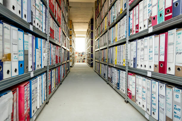 папки офисных файлов, стек документов в связующих, бюрократия - furniture office old warehouse стоковые фото и изображения
