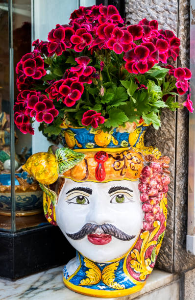 типичная керамика, цветочная ваза в форме мавританской головы - heath ceramics стоковые фото и изображения