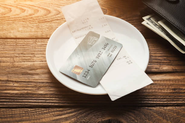 restaurant bill and credit card on wooden table - food currency breakfast business imagens e fotografias de stock