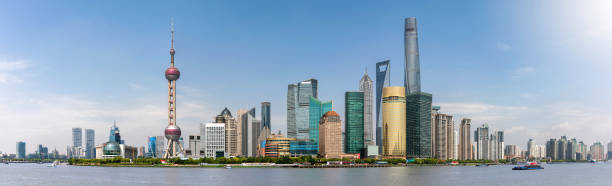 panorama auf die skyline von shanghai, china, mit den berühmten gebäuden - shanghai stock-fotos und bilder