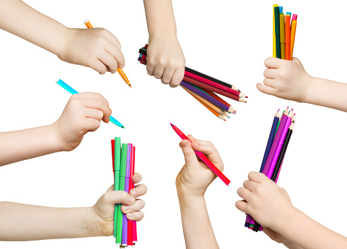 Conjunto de las manos del niño con lápices y plumas de fieltro photo