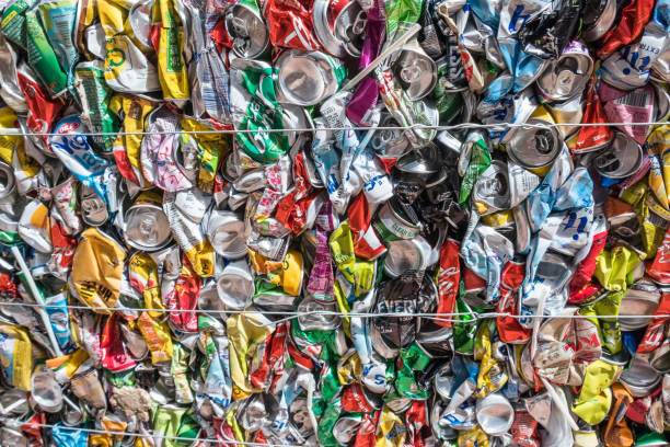 bebidas y cerveza aluminio exprimido latas preparadas para el transporte y procesamiento juntos en forma cúbica. escena urbana. concepto de conservación del medio ambiente. - scrap metal metal recycling aluminum fotografías e imágenes de stock