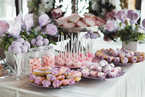 mesa de sobremesa para qualquer feriado no fundo de madeira - cupcake cake candy pink - fotografias e filmes do acervo