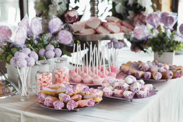десертный стол для любого праздника на деревянном фоне - biscuit cookie cake variation стоковые фото и изображения