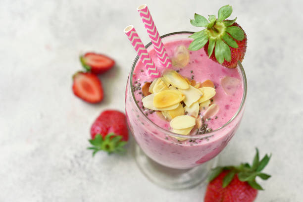 frullato di fragole con semi di banana e chia - healthy lifestyle cranberry healthy eating milk shake foto e immagini stock