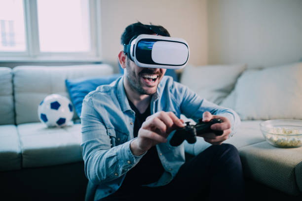 homme, jouer à des jeux avec des lunettes de réalité virtuelle - three dimensional recreational pursuit behavior ecstatic photos et images de collection