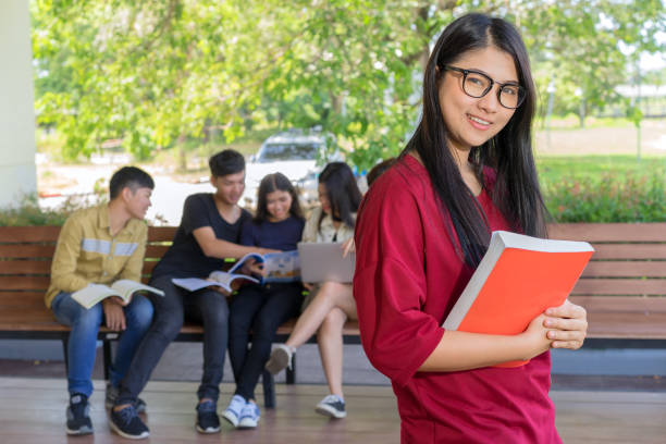 Education first, Beautiful female college student holding her books smiling happily standing in an auditorium people education learning high school program smart teenager concept copy space educación primera, hermosa mujer estudiante sosteniendo sus libros sonriendo feliz de pie en una espacio de copia de high school secundaria programa adolescente inteligente concepto de aprendizaje de la educación de la gente de auditorio
