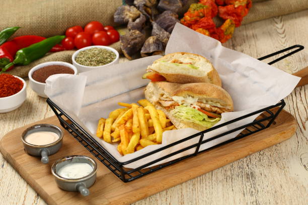 sándwiches de pollo crocante - sandwich turkey chicken submarine sandwich fotografías e imágenes de stock