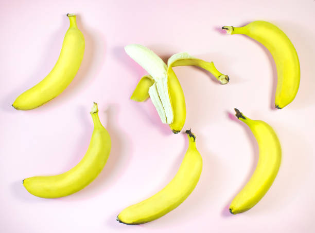 istock Juicy yellow bananas on a pink background 962199404