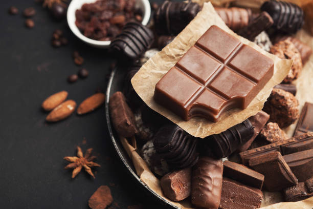 różnorodność cukierków czekoladowych w staroświeckiej misce - chocolate candy bar block cocoa zdjęcia i obrazy z banku zdjęć