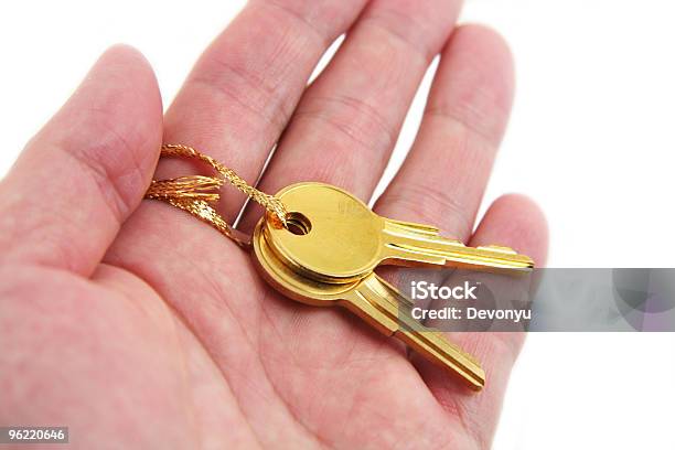 Mano Tenere Golden Key - Fotografie stock e altre immagini di Affari - Affari, Agente immobiliare, Bene immobile