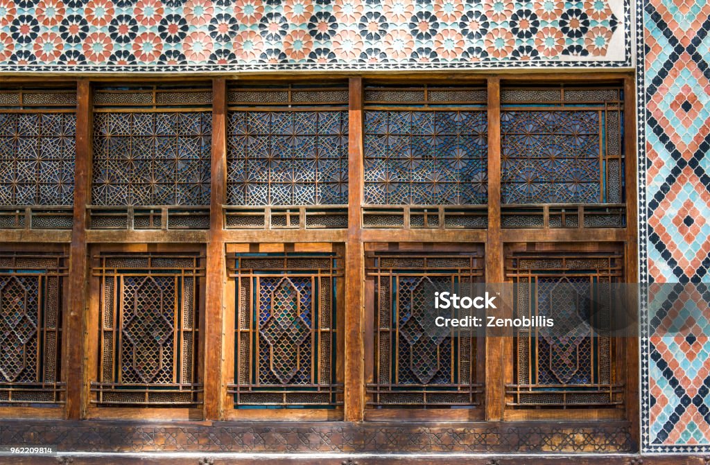 Detalhes da decoração da fachada do Palácio do Khans Sheki em Sheki, Azerbaijan - Foto de stock de Azerbaidjão royalty-free