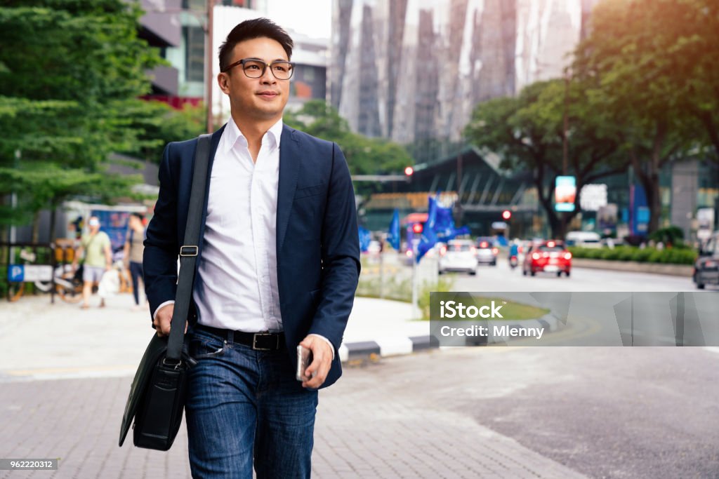 Uomo d'affari che cammina nel centro di Kuala Lumpur Malesia - Foto stock royalty-free di Businessman