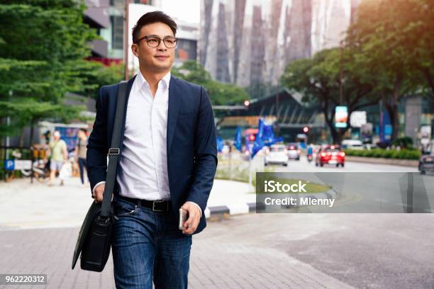 Zakenman Wandelen In Downtown Kuala Lumpur Maleisië Stockfoto en meer beelden van Zakenman