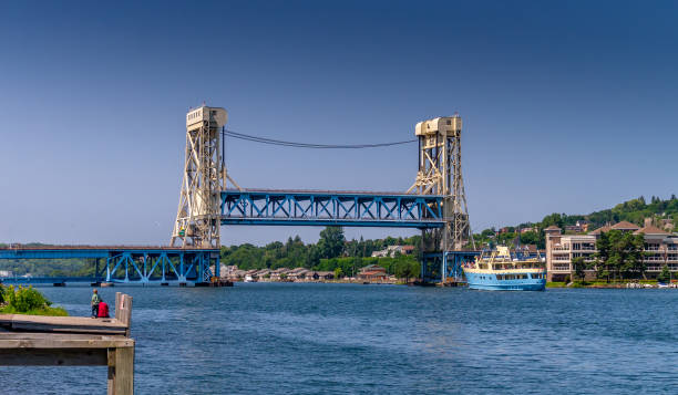 portage canal lift bridge, houghton, michigan - vertical lift bridge zdjęcia i obrazy z banku zdjęć