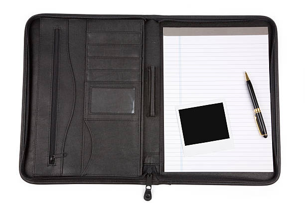 black padfolio e carta de papel - polaroid corporation - fotografias e filmes do acervo