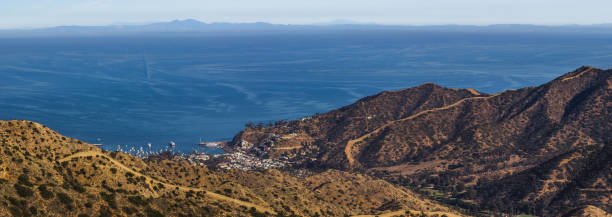 パノラマ ビューから上部のカタリナ島 - avalon california ストックフォトと画像