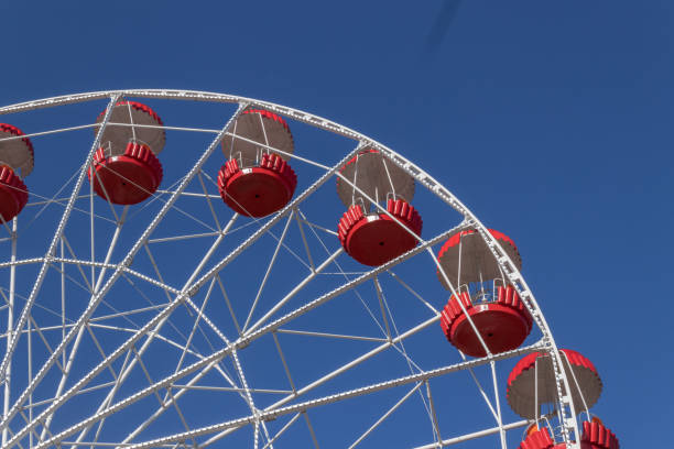 ruota panoramica sullo sfondo del cielo blu - vienna ferris wheel prater park austria foto e immagini stock