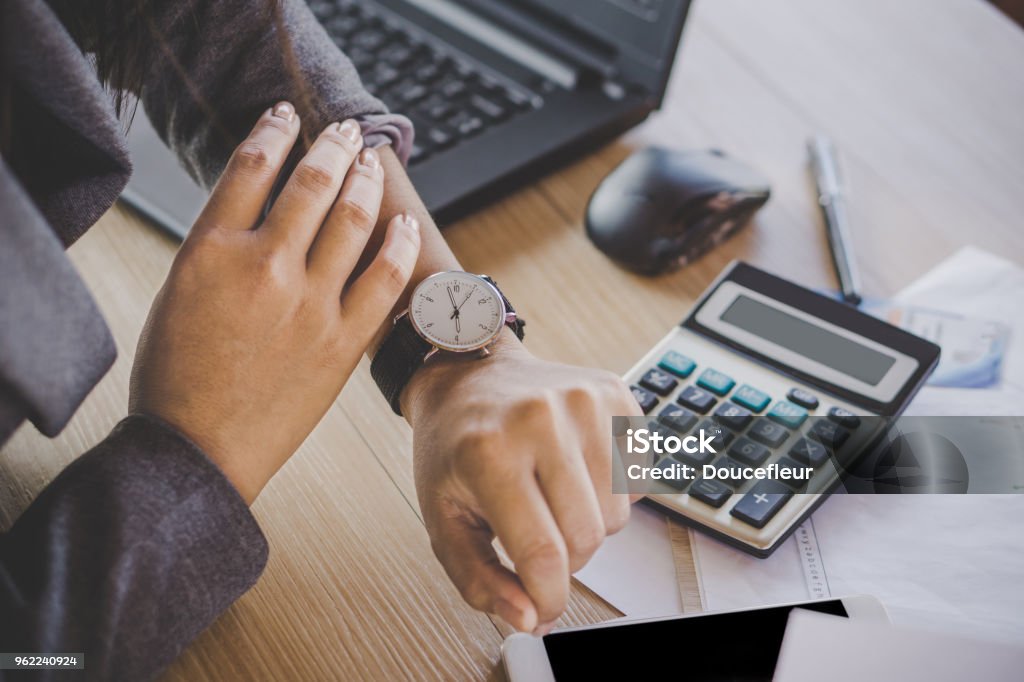 comprobación de la hora en reloj de mujer de negocios - Foto de stock de Tiempo libre de derechos