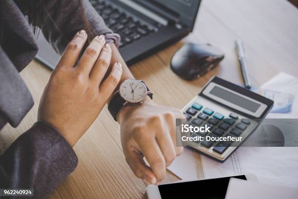 Foto de Empresária Verificando O Tempo No Relógio e mais fotos de stock de Tempo - Tempo, Gerente, Trabalhar