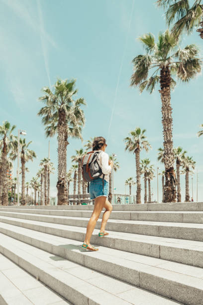 femme regardant la plage de barceloneta - shorts rear view summer beach photos et images de collection