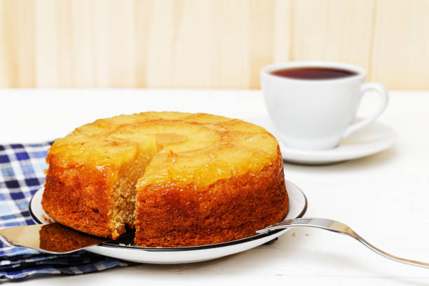 ананас вверх дном ананасовый пирог и чашка чая - vegetable baked cake cup стоковые фото и изображения