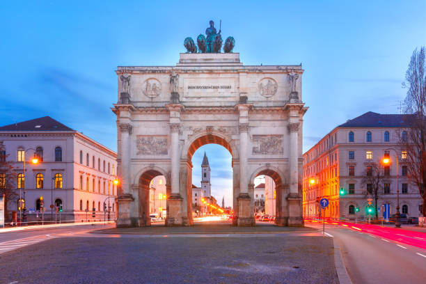 Siegestor, Victory Gate at night, Munich, Germany The Siegestor or Victory Gate, triumphal arch crowned with a statue of Bavaria with a lion-quadriga, during evening blue hour in Munich, Germany siegestor stock pictures, royalty-free photos & images