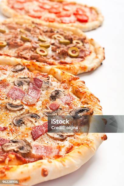Tres Tipos Distintos De Pizza Foto de stock y más banco de imágenes de Pizza - Pizza, Fondo blanco, Tres objetos