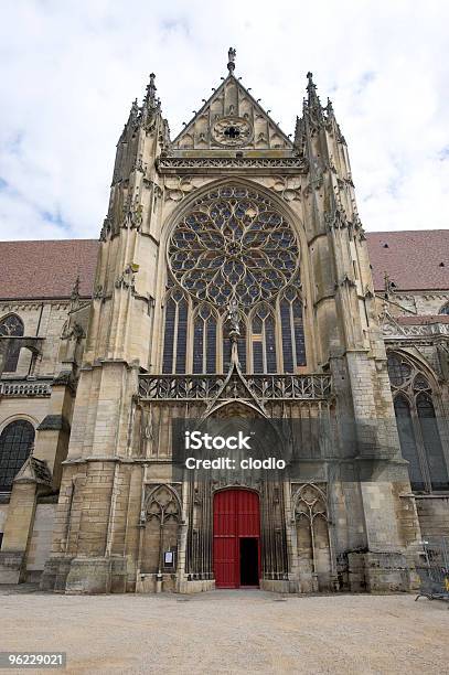 Sens Facciata Della Cattedrale In Stile Gotico - Fotografie stock e altre immagini di Ambientazione esterna
