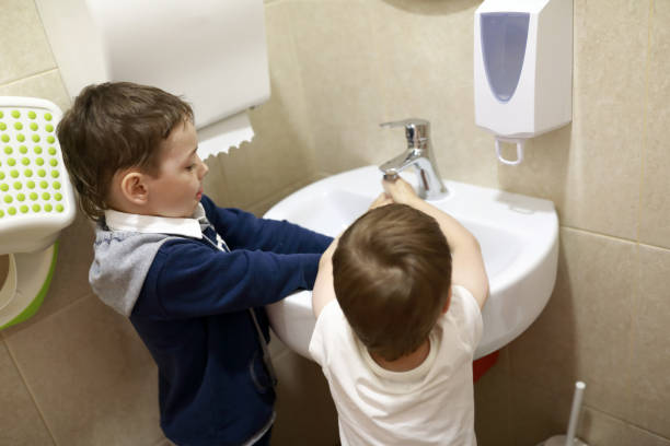 istock Children washing their hands 962291154